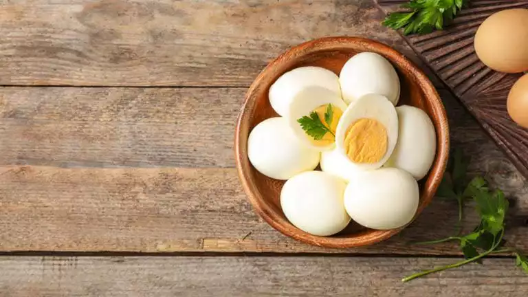 البيض الأبيض أم البني.. أيهما أكثر صحة وقيمة غذائية؟
